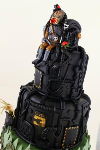 Illustration for article titled This Alien versus Predator wedding cake is disturbingly adorable